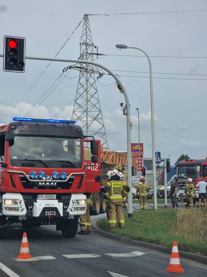 Pożar dźwigu przy Castoramie Zapaliła się komora silnika